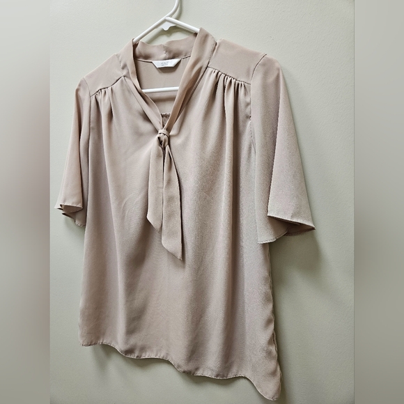 Elegant Cream Blouse with Tie Neck One Size - Picture 4 of 9